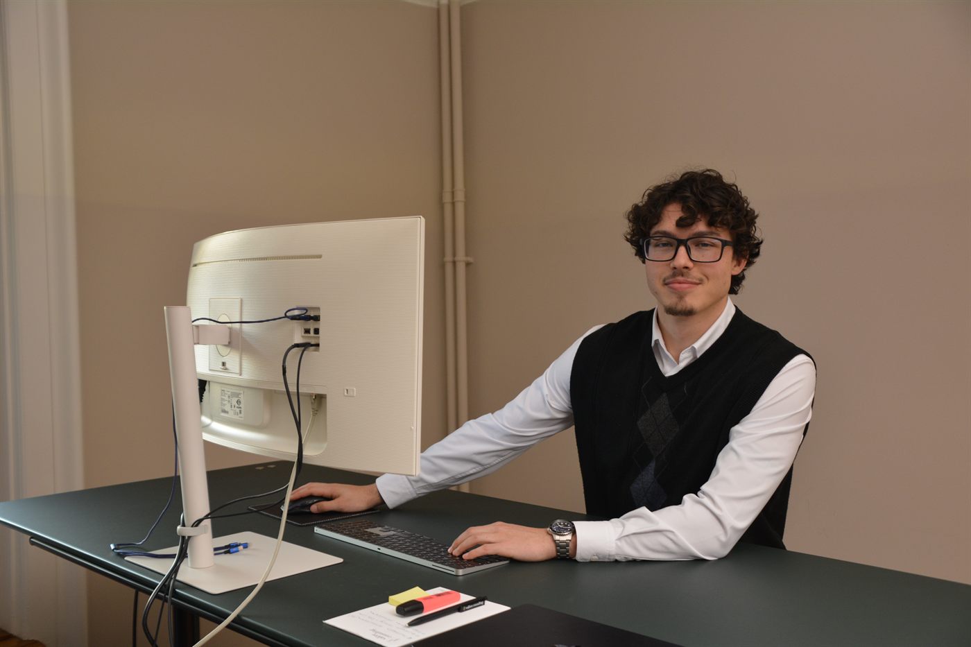 Cédric Blum at his desk in a finance office in Zürich