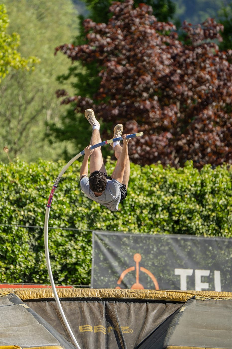 Cédric Blum clearing the bar in the pole vault at a competition